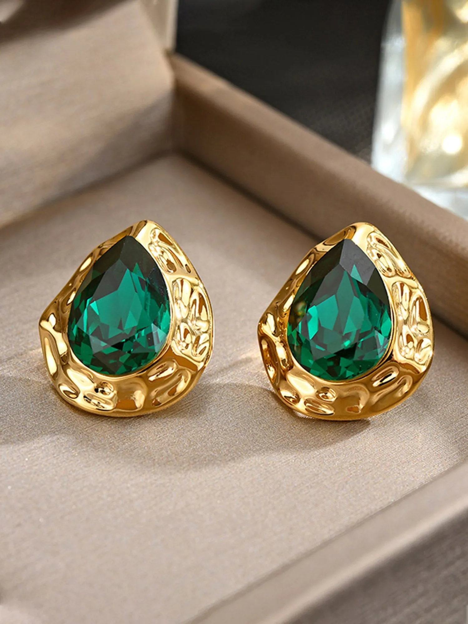 Boucles d'oreilles en larme émeraude vintage