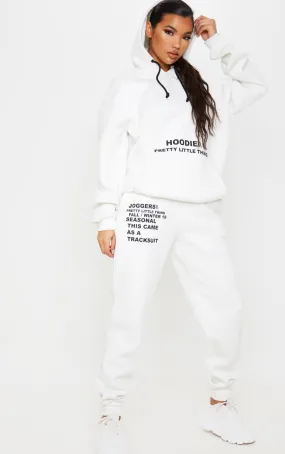 PRETTYLITTLETHING Jogging crème clair à slogan imprimé