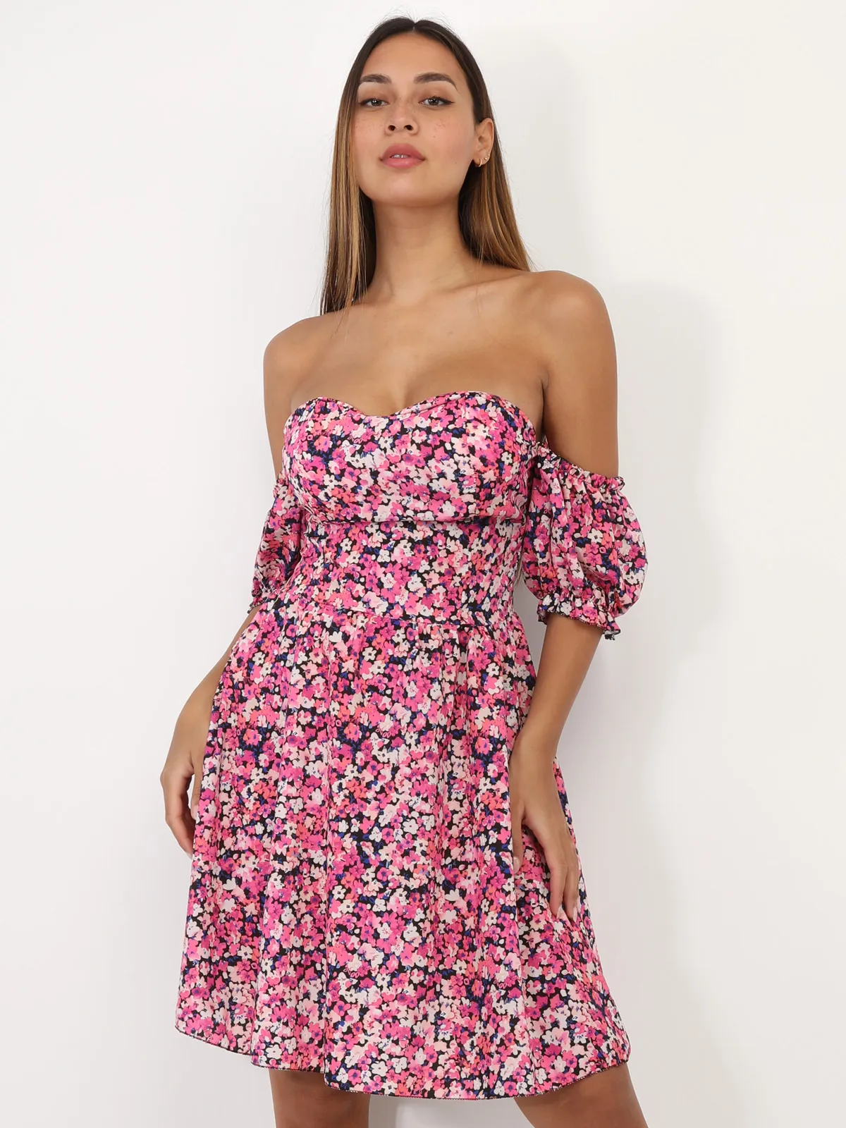 Robe bardot à fleurs et manches ballon- Noir et Rose