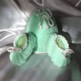 Sur commande.petites bonnet et bottines pour bébé