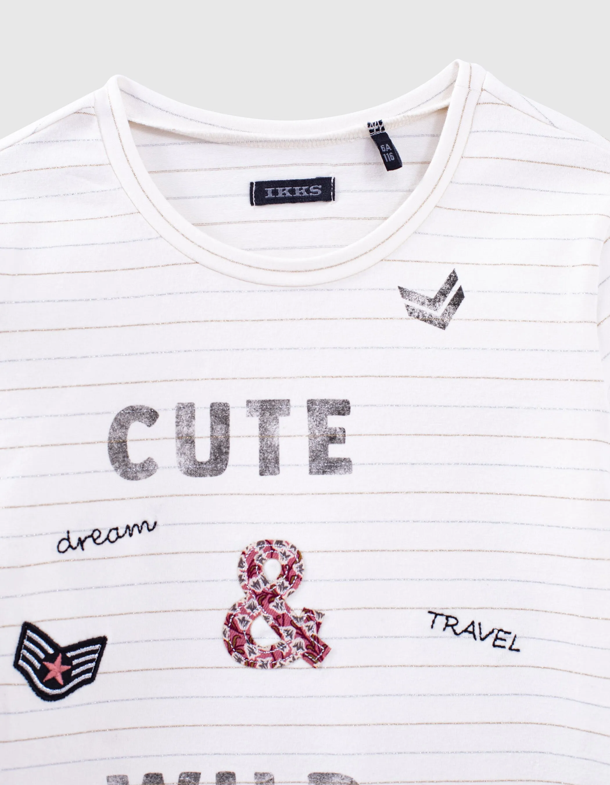 T-shirt écru bio rayures or et argent à badges fille